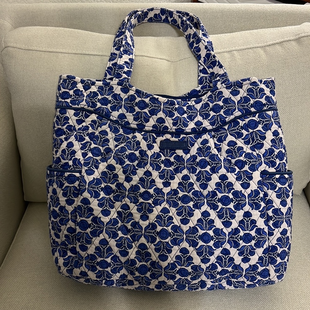 Old school cotton Vera Bradley tote. Pockets on the sides for water. Zip top